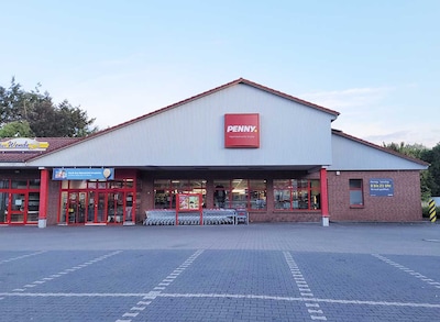 Sie sehen den Eingang vom Penny Markt in Nienburg, Hannoversche Str. 90-92