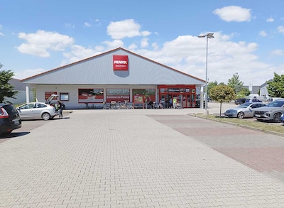 Sie sehen den Eingang vom Penny Markt in Altlussheim Lanzstr. 1/ Badenwerkstr.