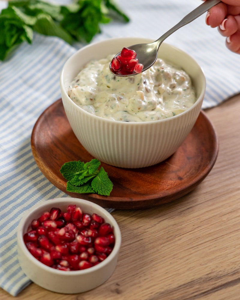 Exotische Dattelcreme mit frischer Minze und Currynote