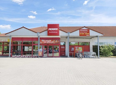 Sie sehen den Eingang vom Penny Markt in Grossdubrau Ernst-Thaelmann-Str. 45