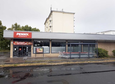 Sie sehen den Eingang vom Penny Markt in Berlin-Lichtenrade Goethestr. 64-66