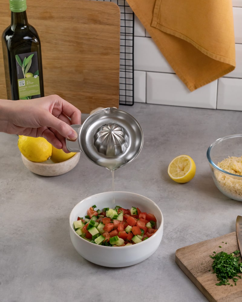 Dieses Bild zeigt wie das Gemüse mit Zitronensaft verfeinert wird.