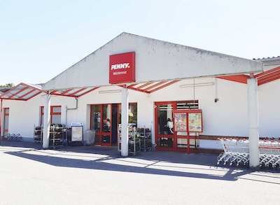 Sie sehen den Eingang vom Penny Markt in Wüstenrot Löwensteiner Str. 19