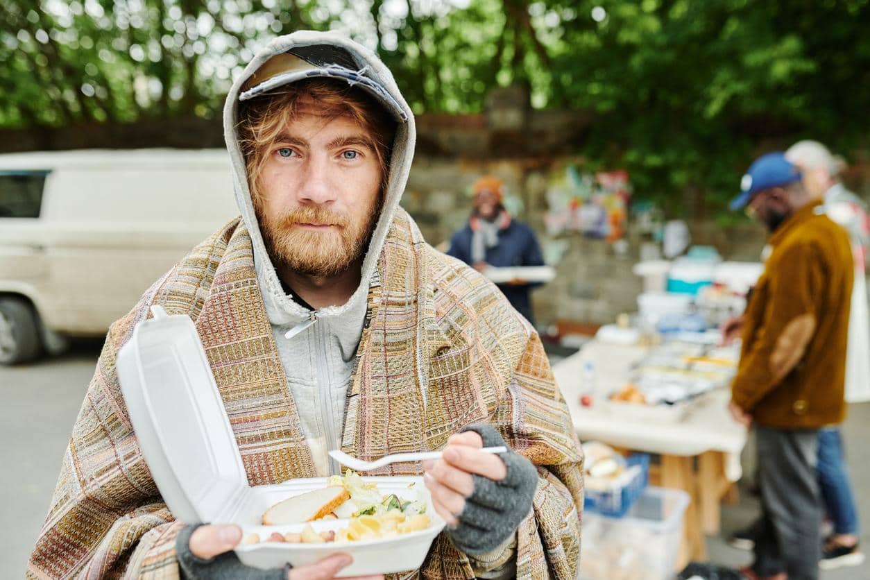 Ein Mann erhaelt eine Mahlzeit
