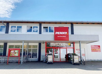 Sie sehen den Eingang vom Penny Markt in Freising, Falkenstrasse 3