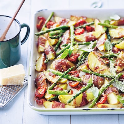 Buntes Spargelblech mit Bacon, Kartoffelspalten und getrockneten Tomaten
