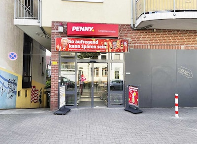 Sie sehen den Eingang vom Penny Markt in Bremen/Neustadt, Langemarckstr. 212-222