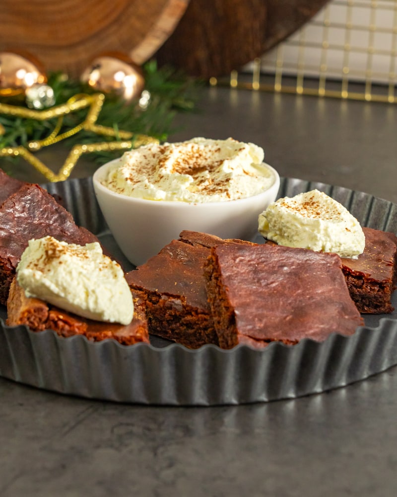 Dieses Bild zeigt die fertigen Brownies mit der Zimtsahne.