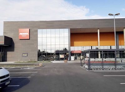 Sie sehen den Eingang vom Penny Markt in Cottbus-Gallinchen Am Gewerbepark 14