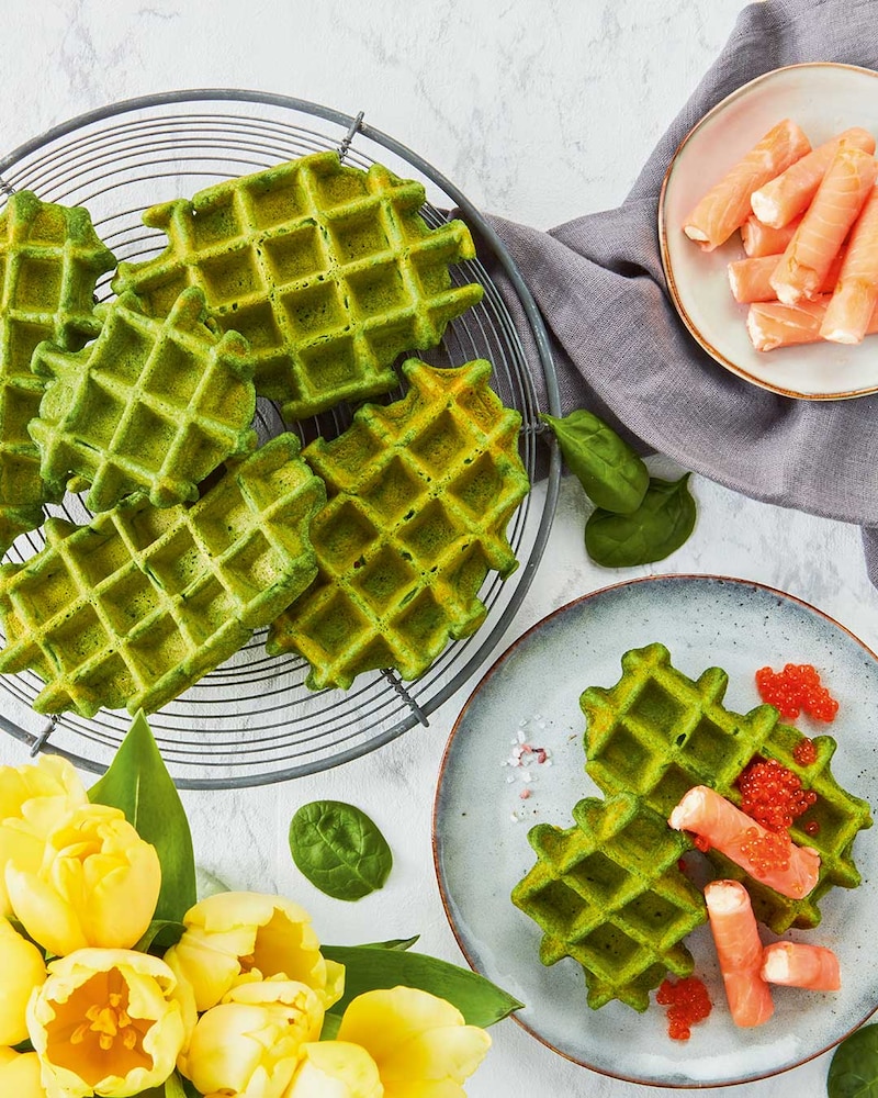 Dieses Bild zeigt die fertigen Spinatwaffeln mit den Lachsröllchen und dem Kaviar.