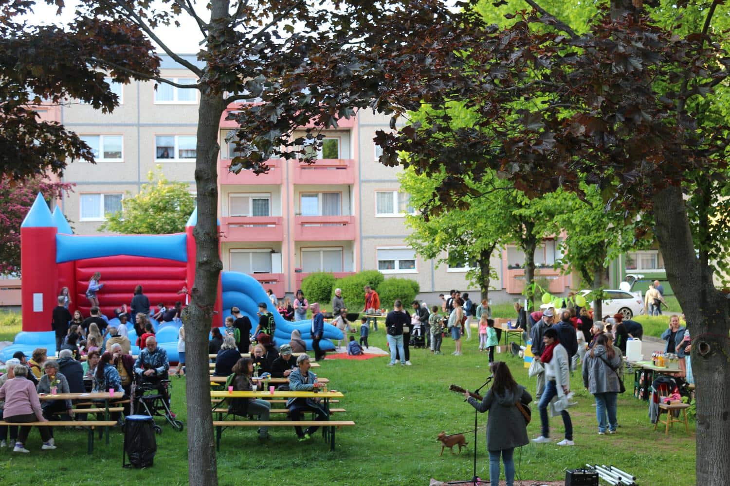 Ausblick auf das Stadtteilfest mit spielenden Kindern und Live-Musik