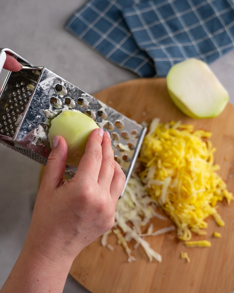 Dieses Bild zeigt wie Kohlrabi geraspelt wird.