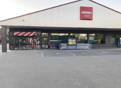 sie sehen den Eingang vom Penny Markt in Erkrath Morper Allee 1