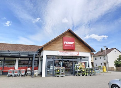 Sie sehen den Eingang vom Penny Markt in Straubing, Breslauer Straße 5