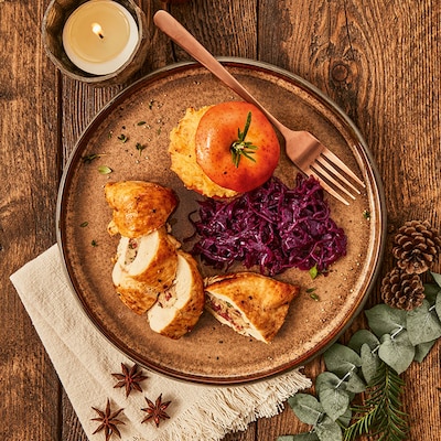 Maishähnchen mit Bratapfel-Kartoffeln und Rotkohl