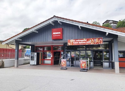 Sie sehen den Eingang vom Penny Markt in Berchtesgaden Koch-Sternfeld-Strasse 1