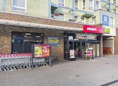 Sie sehen den Eingang vom Penny Markt in Bremen-Oslebshausen, Am Oslebshauser Bahnhof 2
