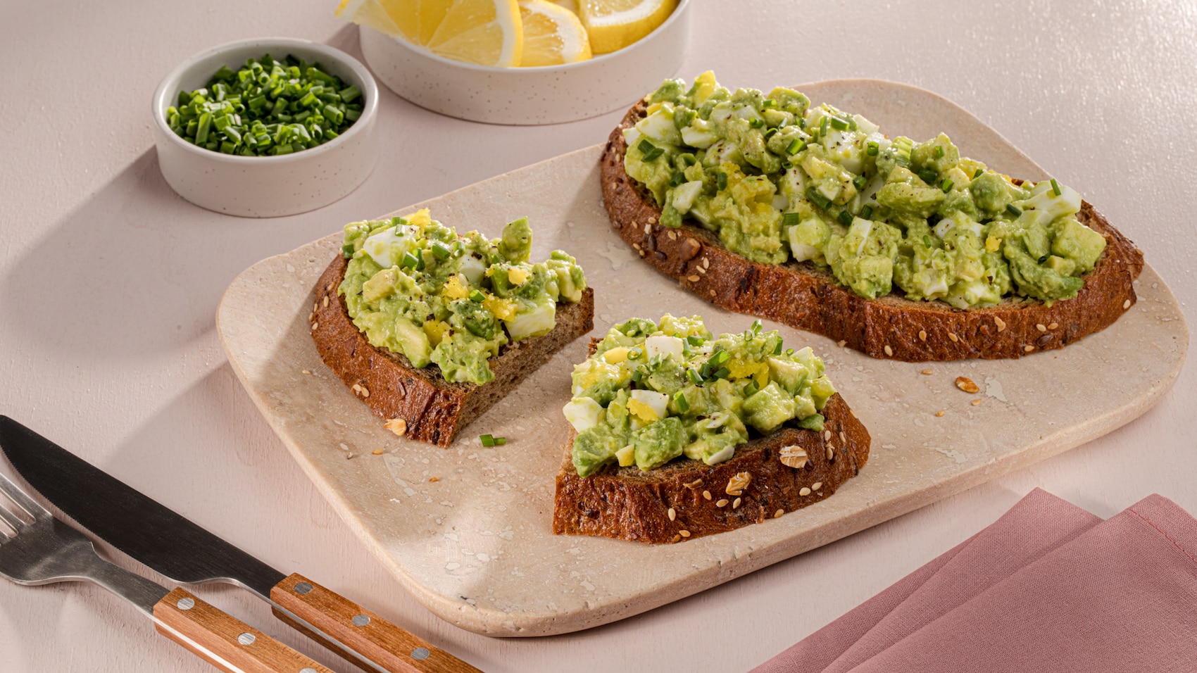 Dieses Bild zeigt den fertigen Avocado Eiersalat.