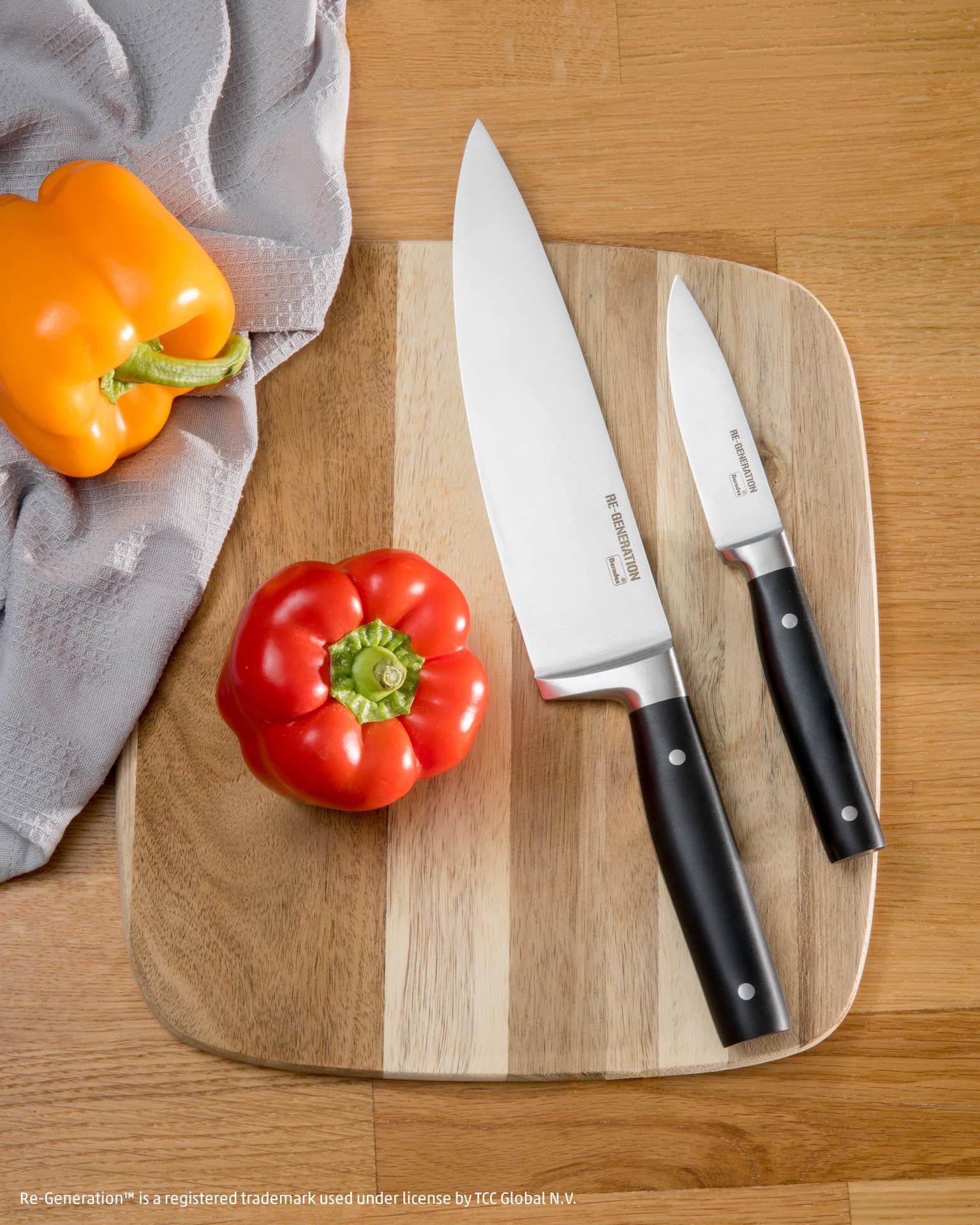 Dieses Bild zeigt wie eine Paprika geschnitten wird.