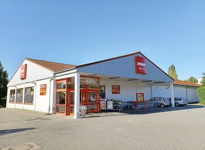 Sie sehen den Eingang vom Penny Markt in Ruedesheim, Europastr. 6