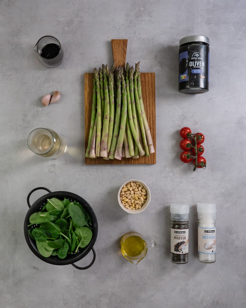 Auf diesem Bild siehst du alle Zutaten die du benötigst für unseren mediterranen Ofenspargel.