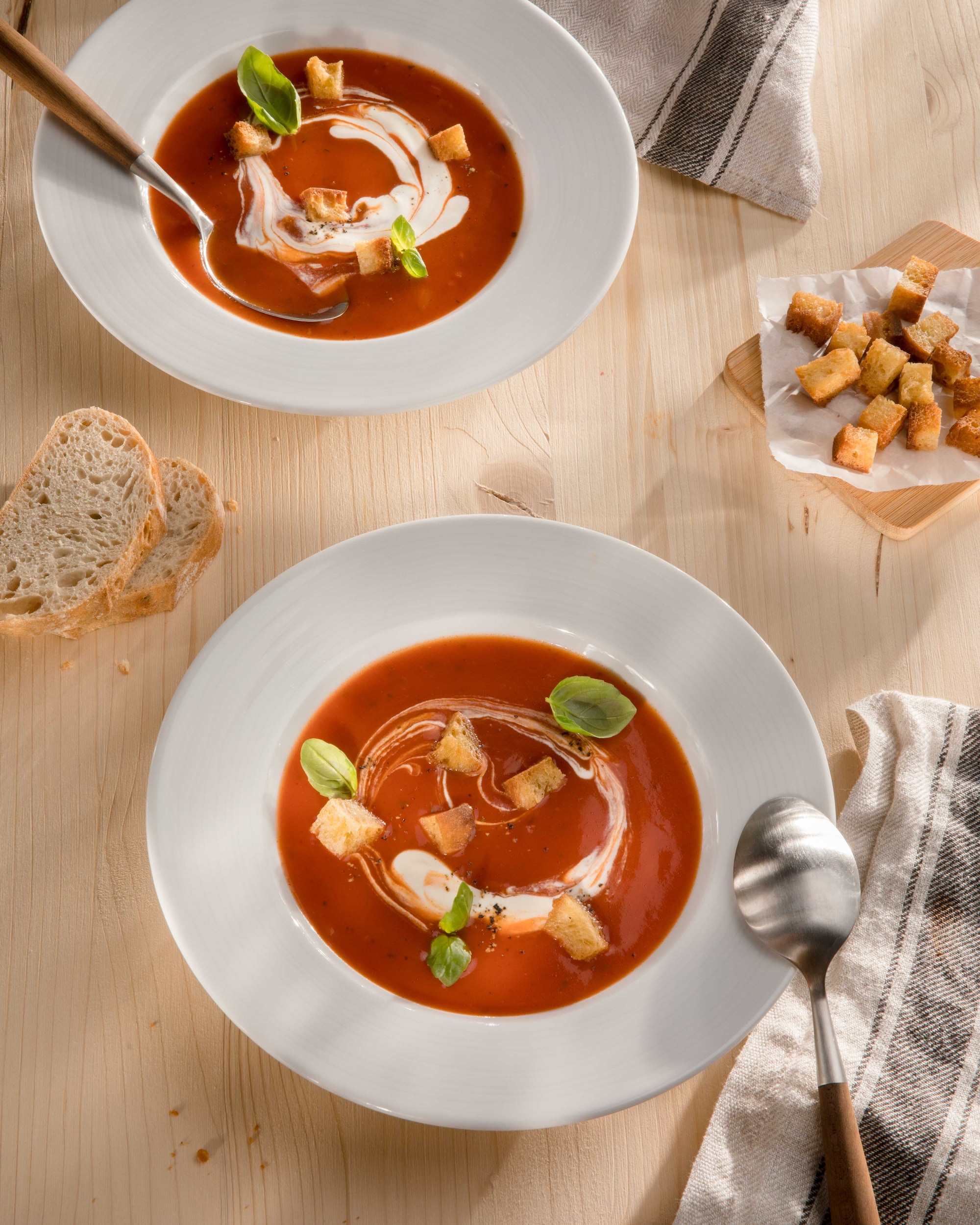 Dieses Bild zeigt einen Suppenteller mit Tomatensuppe.