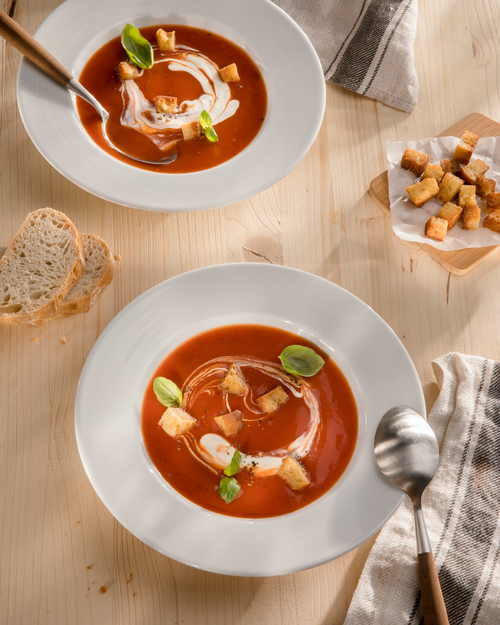 Dieses Bild zeigt einen Suppenteller mit Tomatensuppe.