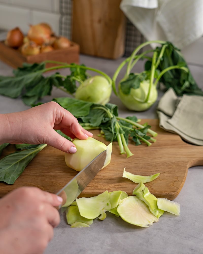 Dieses Bild zeigt wie Kohlrabi geschnitten wird.
