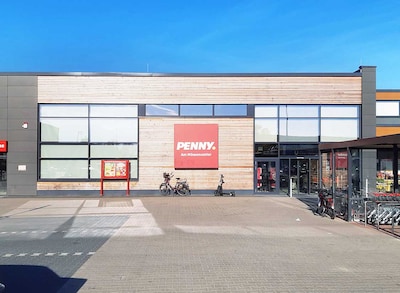 Sie sehen den Eingang vom Penny Markt in Greifswald Lommonossowallee 57