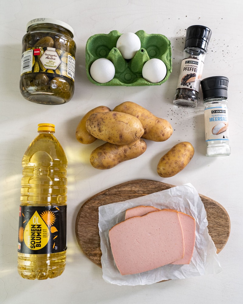 Auf diesem Bild siehst du alle Zutaten für unsere Bratkortoffelpfanne mit Leberkäse und Spiegeleiern.