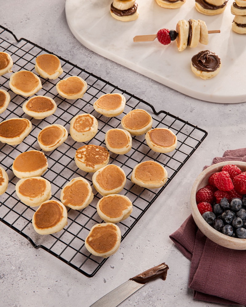 Dieses Bild zeigt die Pancakes auf einem Kühlreck.