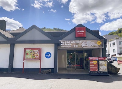 Sie sehen den Eingang vom Penny Markt in Cochem – Sehl Sehler Anlage 19