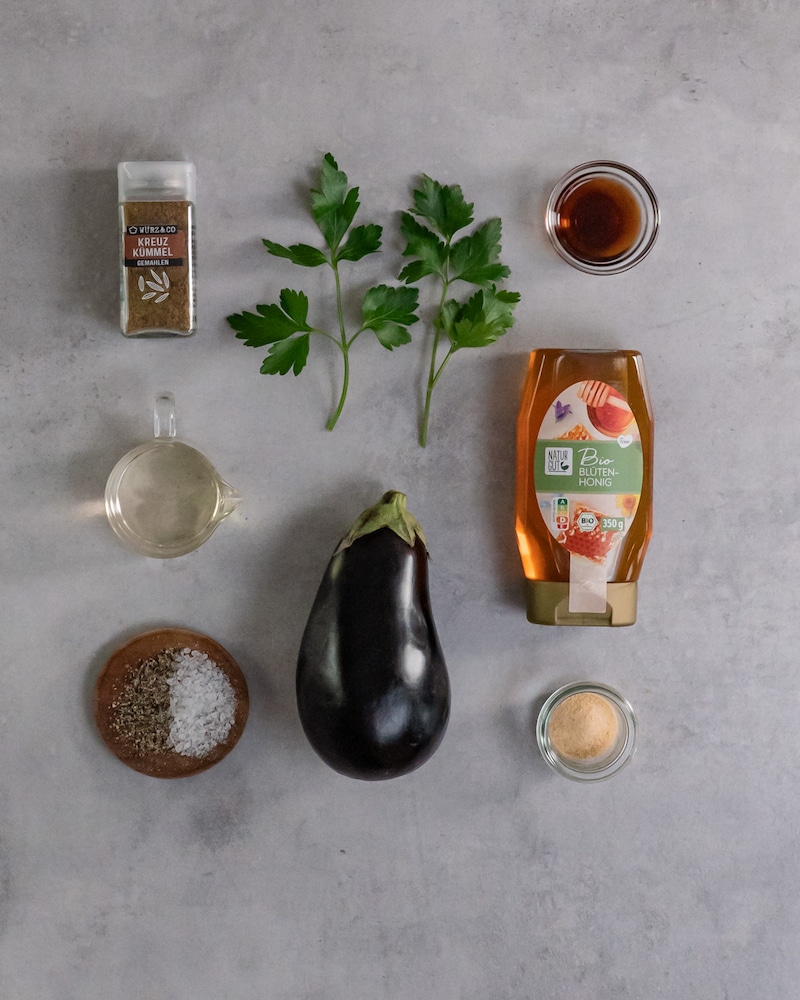 Dieses Bild zeigt die Zutaten für die Aubergine aus der Heißluftfritteuse.