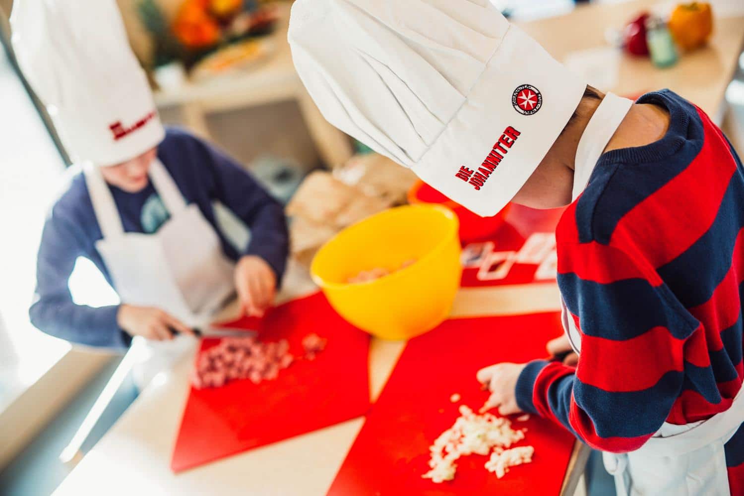 Kinder beim Kochen