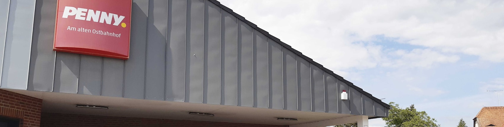 Sie sehen den Eingang vom Penny Markt in Stendal, Arneburger Str. 146