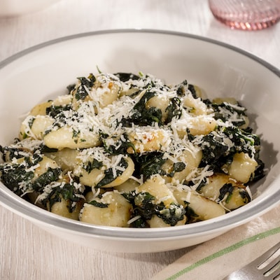 Dieses Bild zeigt die fertigen Gnocchi mit Spinat.