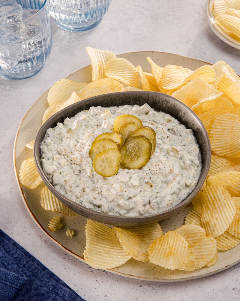 Dieses Bild zeigt den fertigen Dip mit Chips.