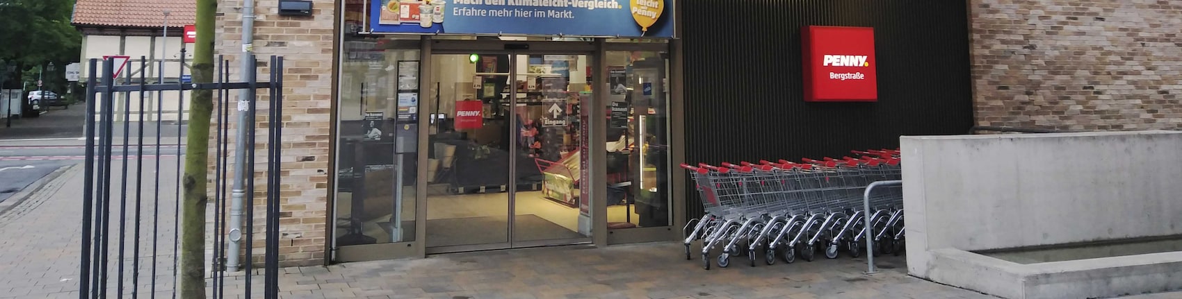 Sie sehen den Eingang vom Penny Markt in Celle, Bergstr. 26