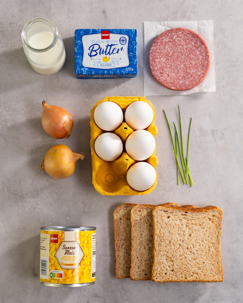 Dieses Bild zeigt alle Zutaten für unser Rühreibrot mit Salami.