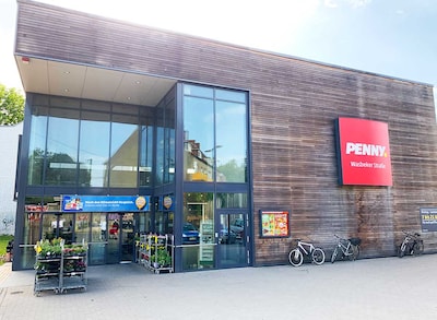 sie sehen den Eingang vom Penny Markt in Neumünster Linienstr/Wasbeker Straße 40