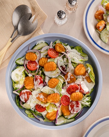 Diese Bild zeigt den fertigen knusprigen Gnocchi Salat.
