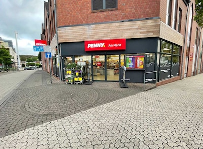 Sie sehen den Eingang vom Penny Markt in Mechernich Zum Markt 2-4