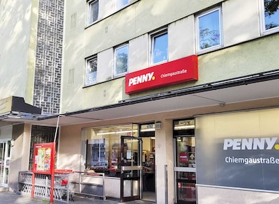 Sie sehen den Eingang vom Penny Markt in Muenchen/Obergiesing, Chiemgaustr. 52-54