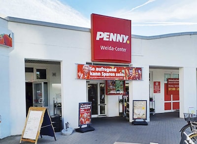 Sie sehen den Eingang vom Penny Markt in Riesa/Weida Chemnitzer Str. 20