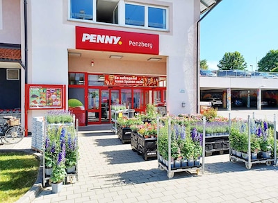 Sie sehen den Eingang vom Penny Markt in Penzberg Im Thal 5
