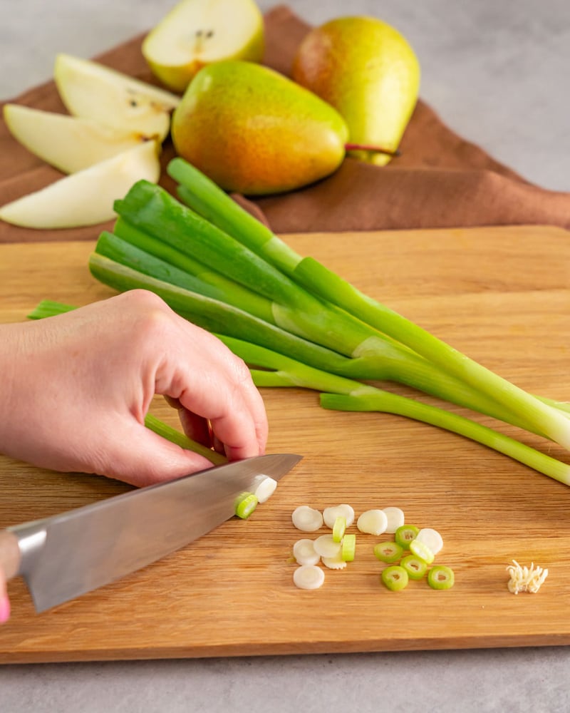 Dieses Bild zeigt wie die Frühlingszwiebel geschnitten werden.