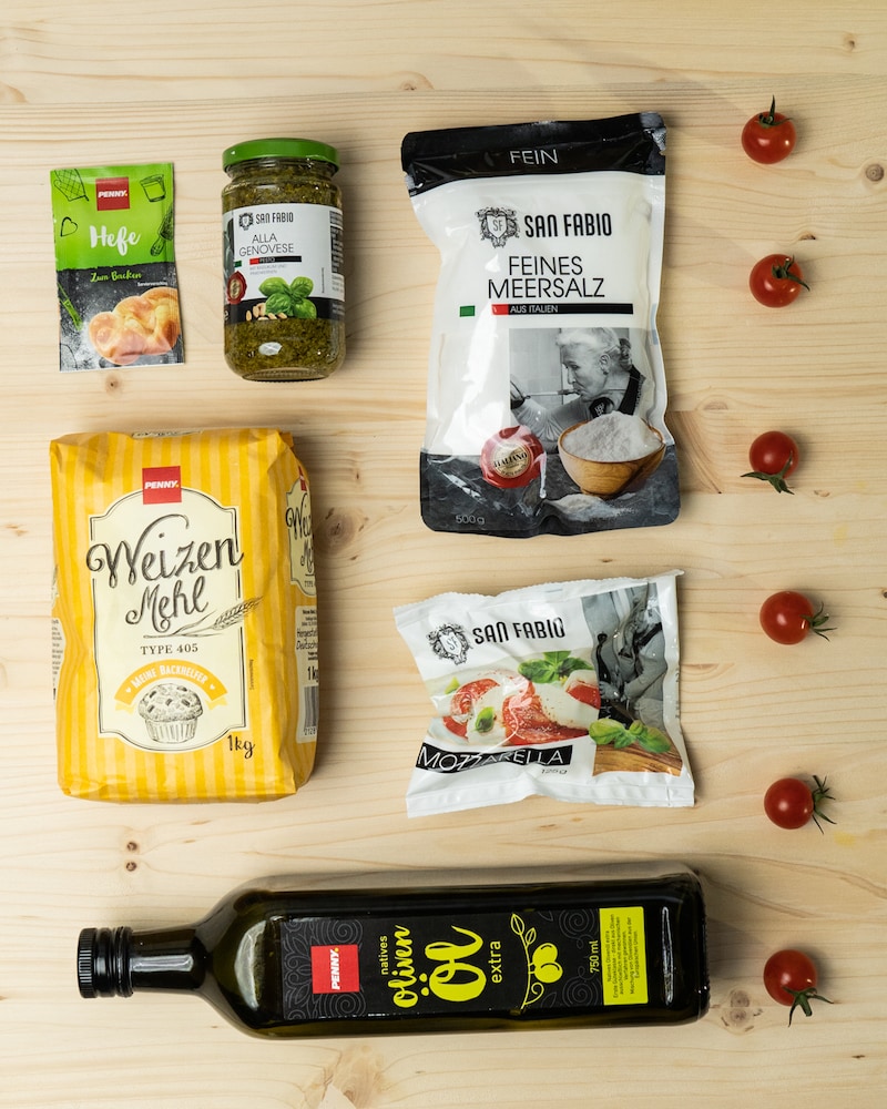Auf diesem Bild siehst du alle Zutaten für unsere Pesto-Pizza.