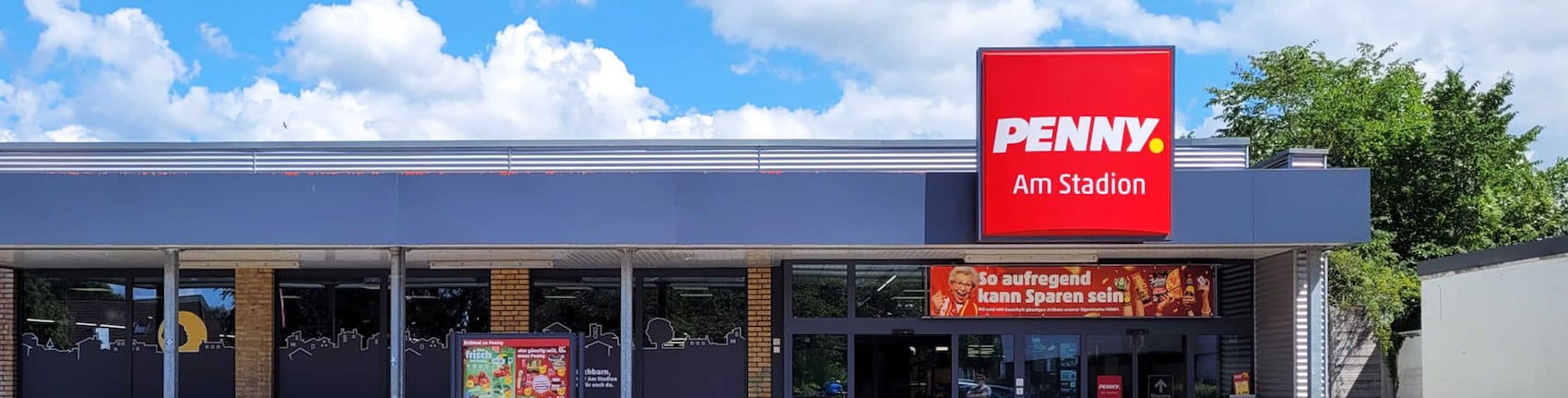 Sie sehen den Eingang vom Penny Markt in Flensburg Tilsiter Str. 2-4