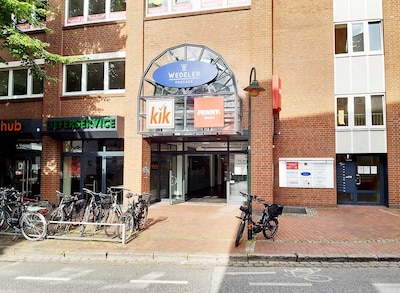 sie sehen den Eingang vom Penny Markt in Wedel Bahnhofstrasse 50-52