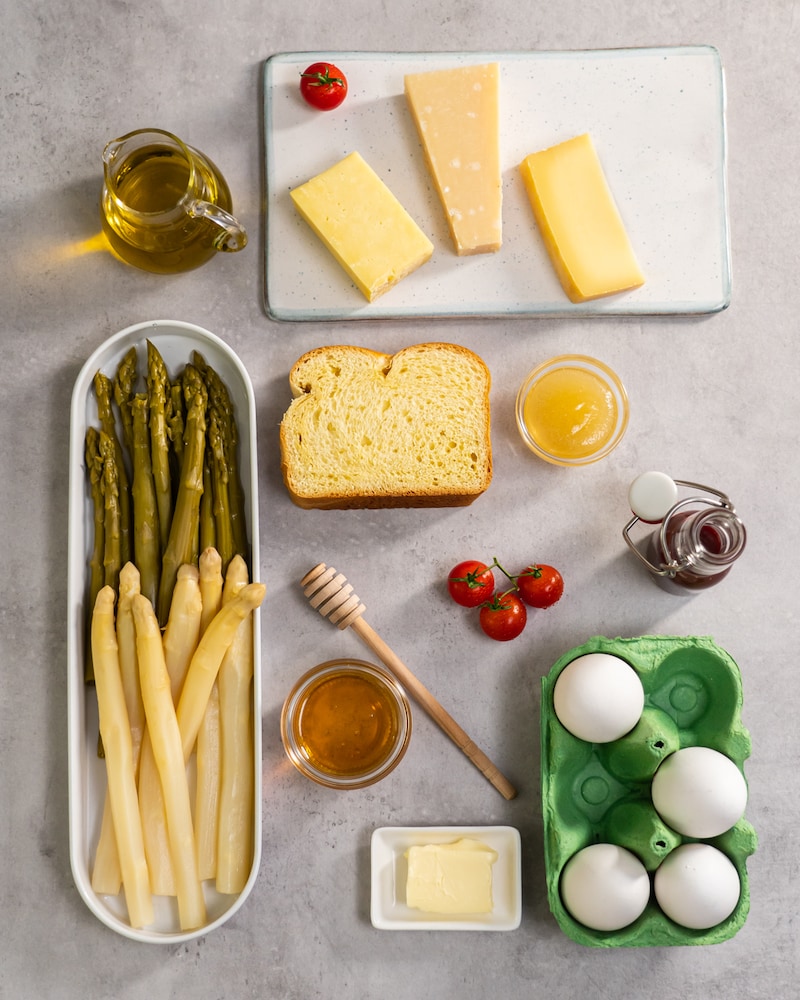 Gefüllte Brioche zu Spargelsalat und französischer Käseplatte